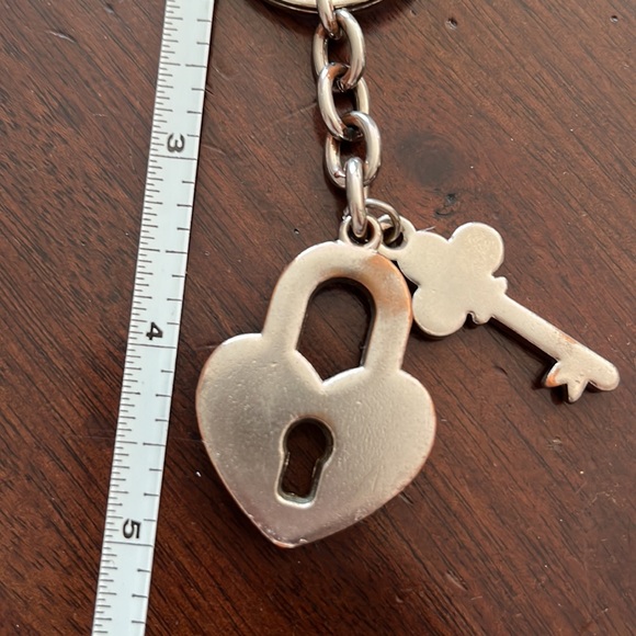 Silver heart & key keychain - Picture 7 of 7